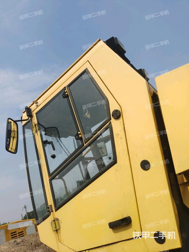 左側正面照（壓路機駕駛室）