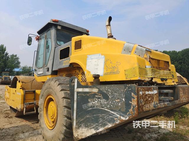 左后45°(压路机整机外观) 左后45°(压路机整机外观)