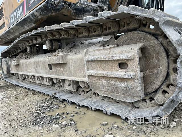 單側(cè)履帶整體(整機(jī)外觀) 單側(cè)履帶整體(整機(jī)外觀)
