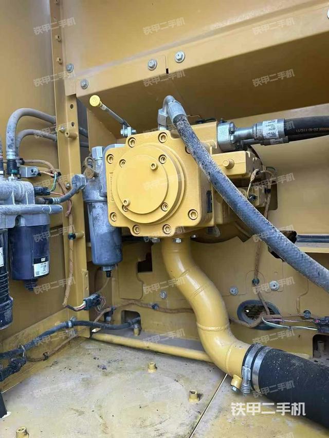 液压泵舱室正面整体(整机外观) 液压泵舱室正面整体(整机外观)