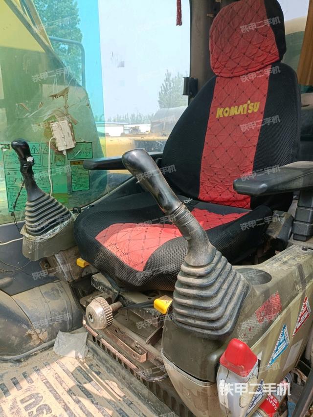 駕駛室頂部(整機(jī)外觀) 駕駛室頂部(整機(jī)外觀)