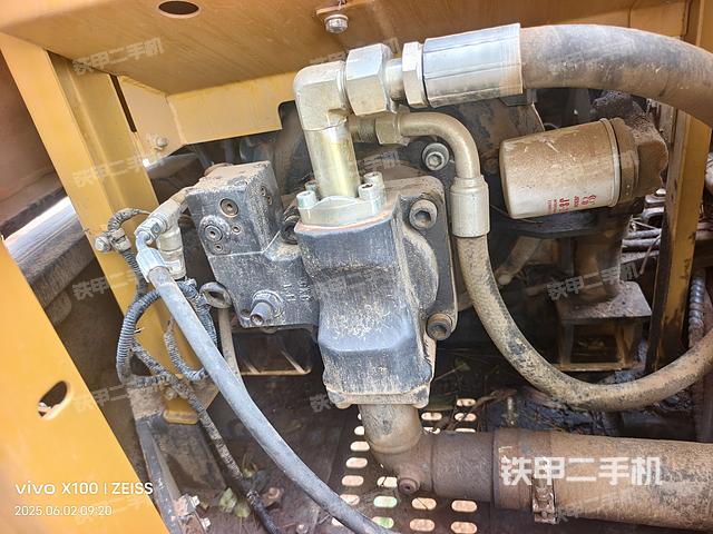 液壓泵艙室正面整體(整機(jī)外觀) 液壓泵艙室正面整體(整機(jī)外觀)