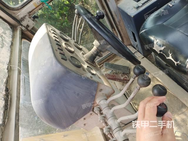 駕駛室內(nèi)部(駕駛室/操作室) 駕駛室內(nèi)部(駕駛室/操作室)