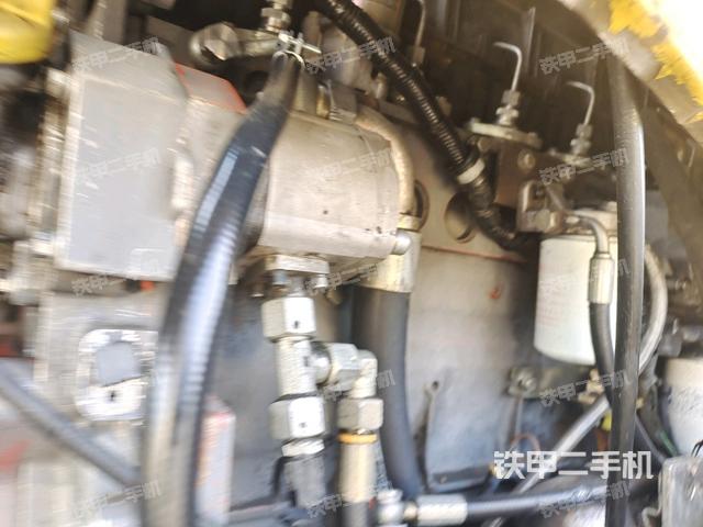 分動箱或變速箱（壓路機發(fā)動機艙）