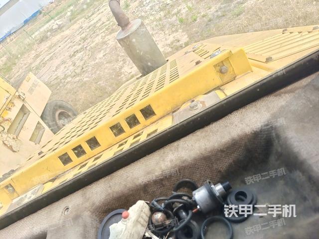 駕駛室內(nèi)座椅、儀表操作手柄全景（壓路機駕駛室）