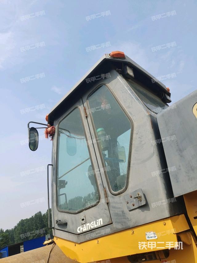 右侧正面照(压路机驾驶室) 右侧正面照(压路机驾驶室)