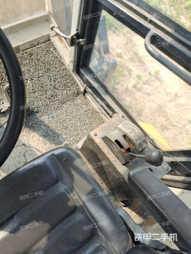 駕駛室內(nèi)座椅、儀表操作手柄全景（壓路機(jī)駕駛室）