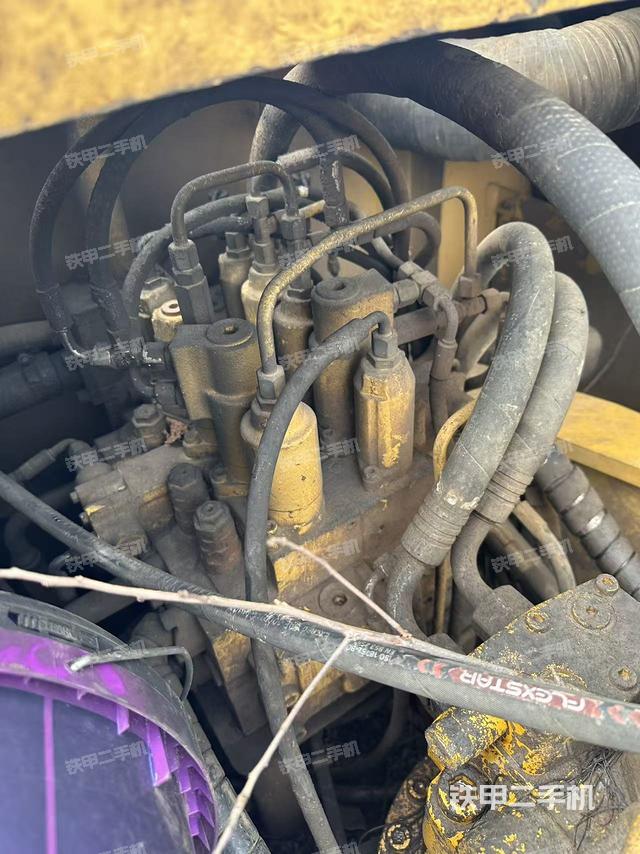 回轉(zhuǎn)馬達(dá)和主控閥(整機(jī)外觀) 回轉(zhuǎn)馬達(dá)和主控閥(整機(jī)外觀)