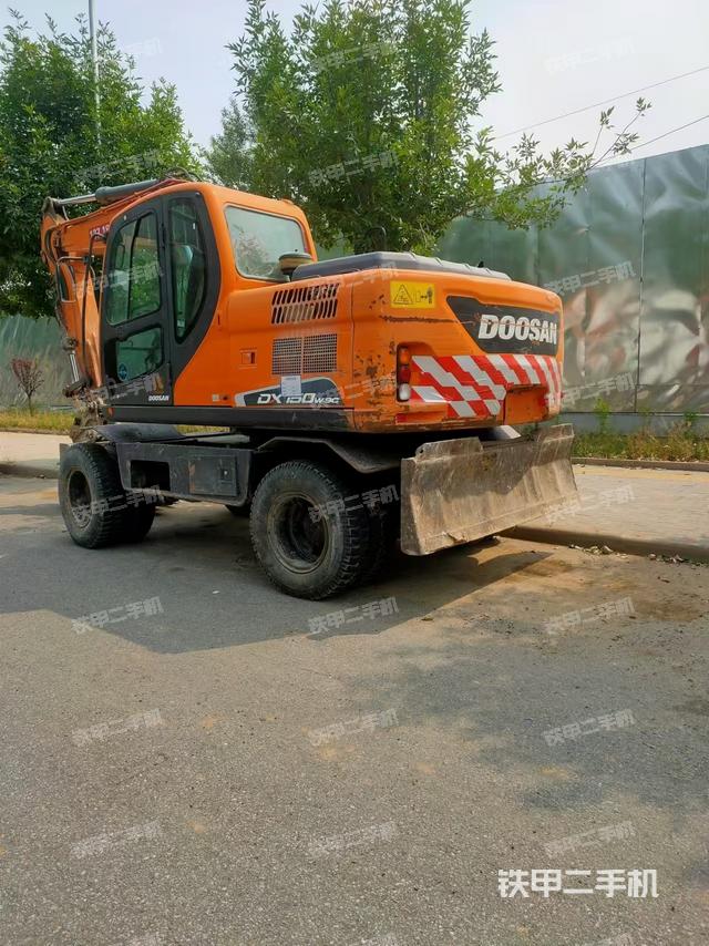 单侧履带整体(整机外观) 单侧履带整体(整机外观)