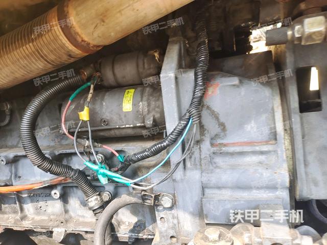 發(fā)動機左側全景（壓路機發(fā)動機艙）