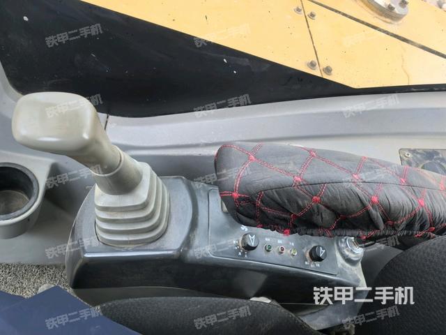 座椅右側(cè)控制臺/鑰匙門/油門/含右手柄(駕駛室部分) 座椅右側(cè)控制臺/鑰匙門/油門/含右手柄(駕駛室部分)
