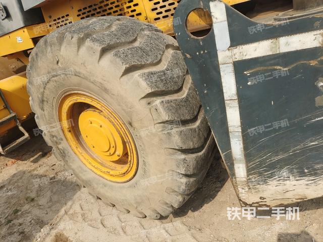 前轮左侧减震块连接及部件(压路机前后车架) 前轮左侧减震块连接及部件(压路机前后车架)