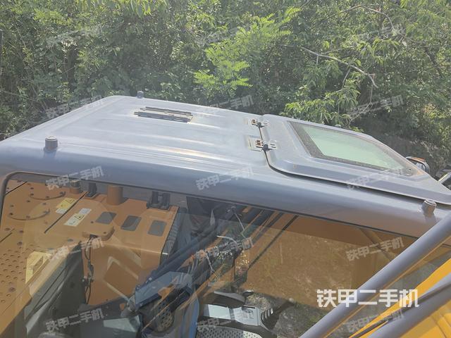 駕駛室頂部(整機(jī)外觀) 駕駛室頂部(整機(jī)外觀)