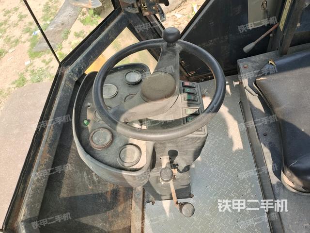 操作台全景（压路机驾驶室）