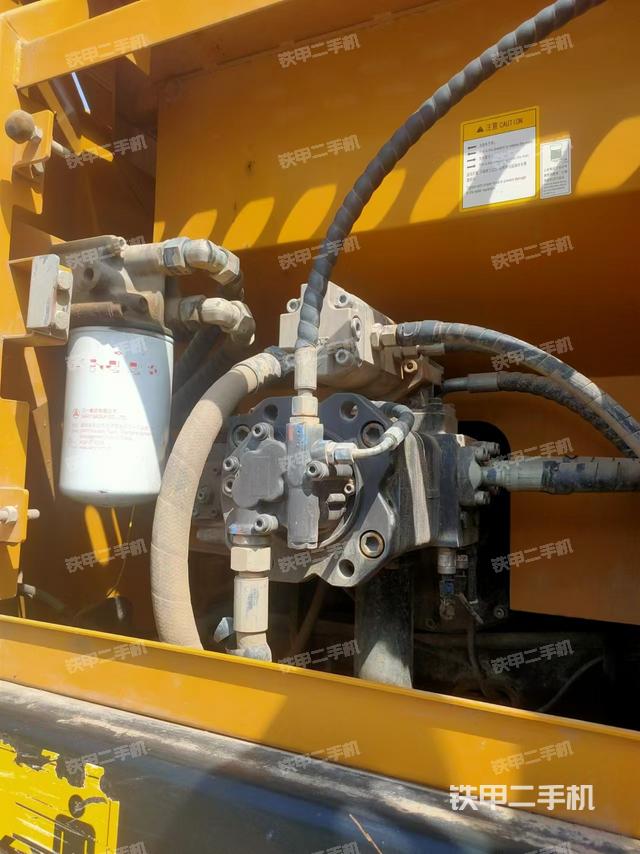 液壓泵艙室正面整體(整機外觀) 液壓泵艙室正面整體(整機外觀)