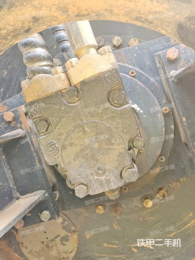 前輪左側(cè)減震塊連接及部件（壓路機(jī)前后車架）