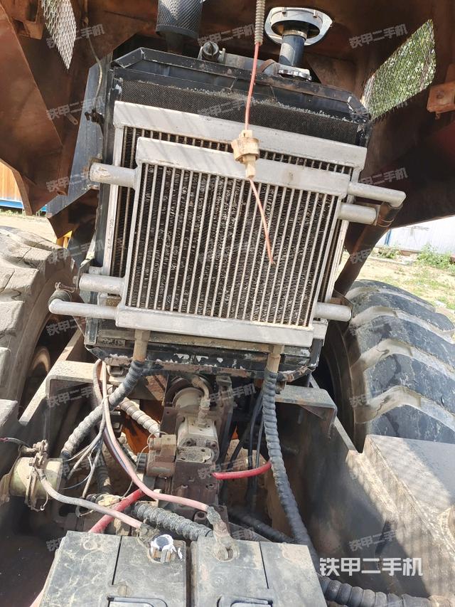 发动机右侧全景（压路机发动机舱）