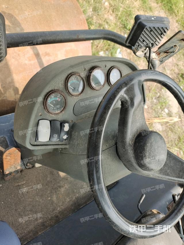 驾驶室内座椅、仪表操作手柄全景(压路机驾驶室) 驾驶室内座椅、仪表操作手柄全景(压路机驾驶室)