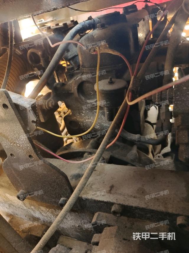 發(fā)動機(jī)右側(cè)全景（壓路機(jī)發(fā)動機(jī)艙）