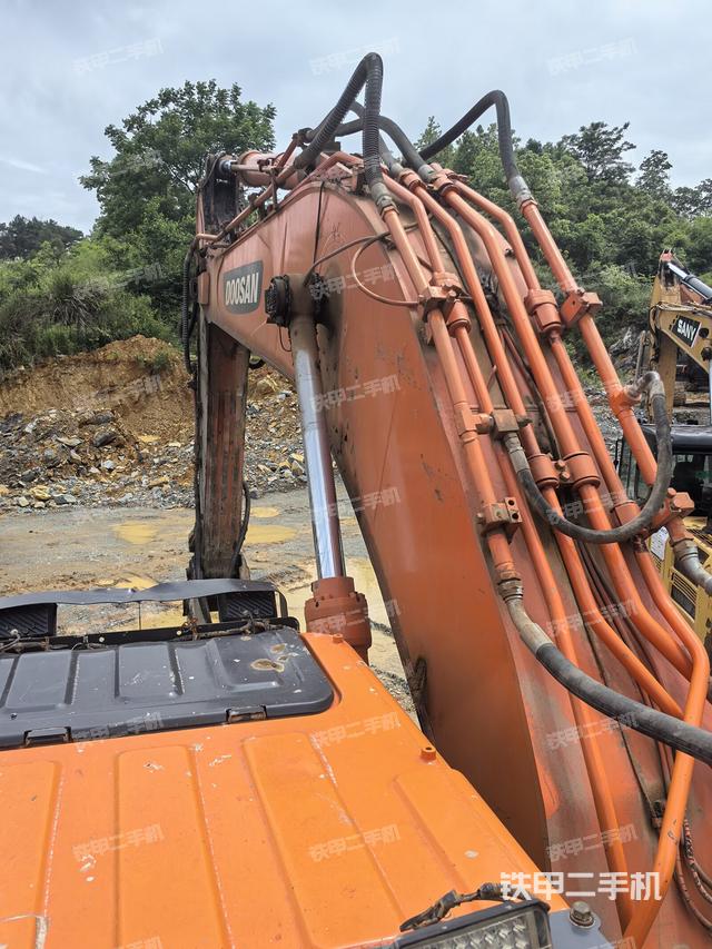 驾驶室顶部（整机外观）
