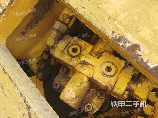 前車架正右側（壓路機前后車架）