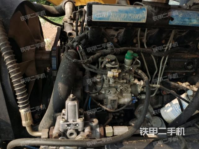 发动机舱液压泵全景(压路机发动机舱) 发动机舱液压泵全景(压路机发动机舱)