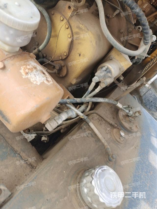 发动机左侧全景(压路机发动机舱) 发动机左侧全景(压路机发动机舱)