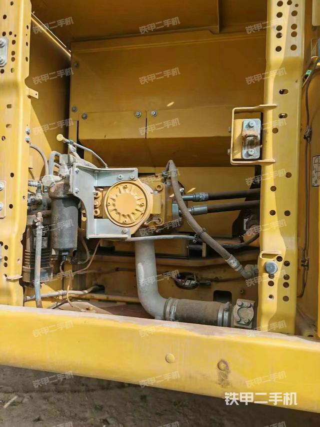 液壓泵艙室正面整體(整機外觀) 液壓泵艙室正面整體(整機外觀)