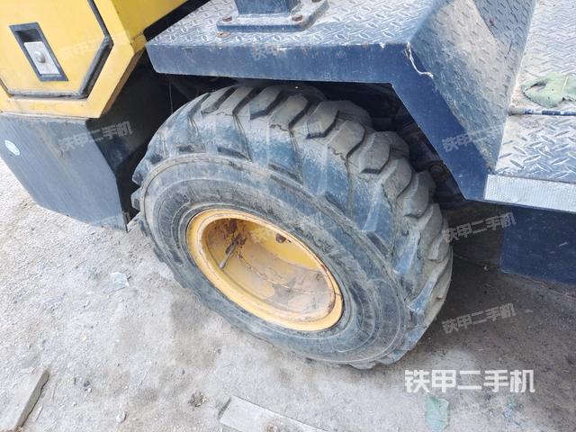 后轮右侧全景(压路机前后车架) 后轮右侧全景(压路机前后车架)