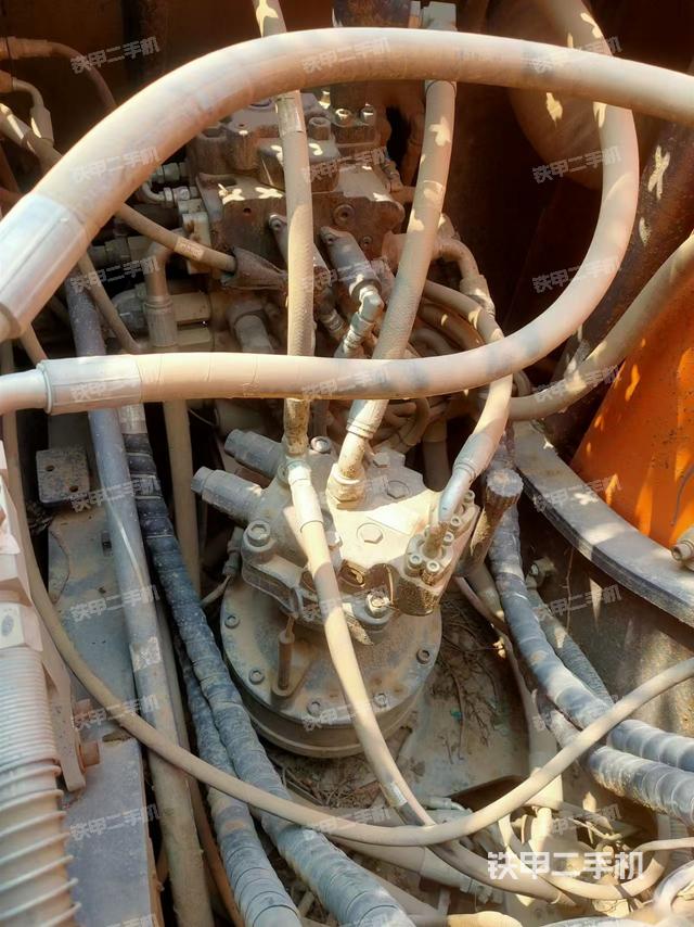 回转马达和主控阀(整机外观) 回转马达和主控阀(整机外观)