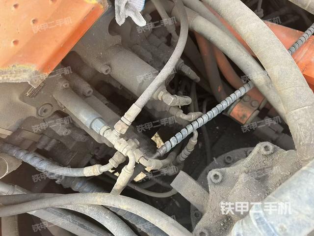 回转马达和主控阀（整机外观）