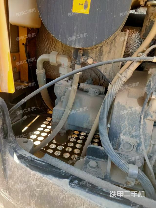 液壓泵艙室正面整體(整機外觀) 液壓泵艙室正面整體(整機外觀)