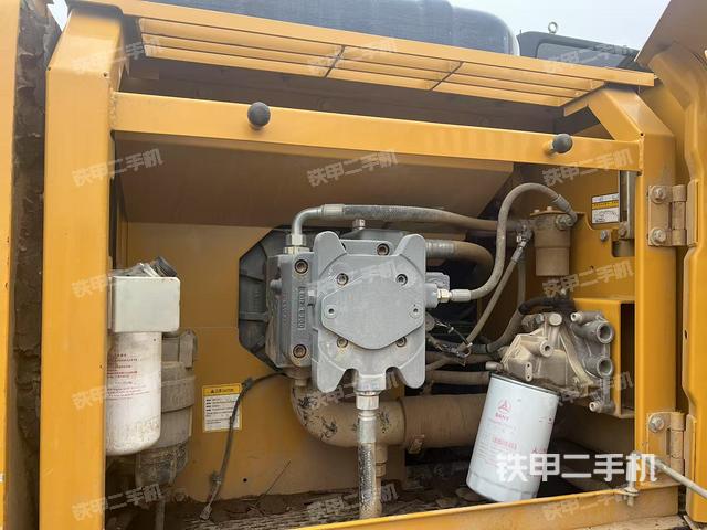 液壓泵艙室正面整體(整機(jī)外觀) 液壓泵艙室正面整體(整機(jī)外觀)