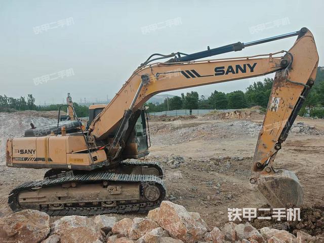 三一重工SY215C挖掘机的设备实拍-第10张实拍照片