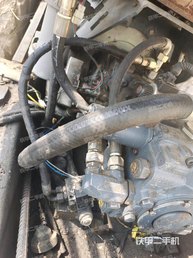 發(fā)動機上部全景（壓路機發(fā)動機艙）