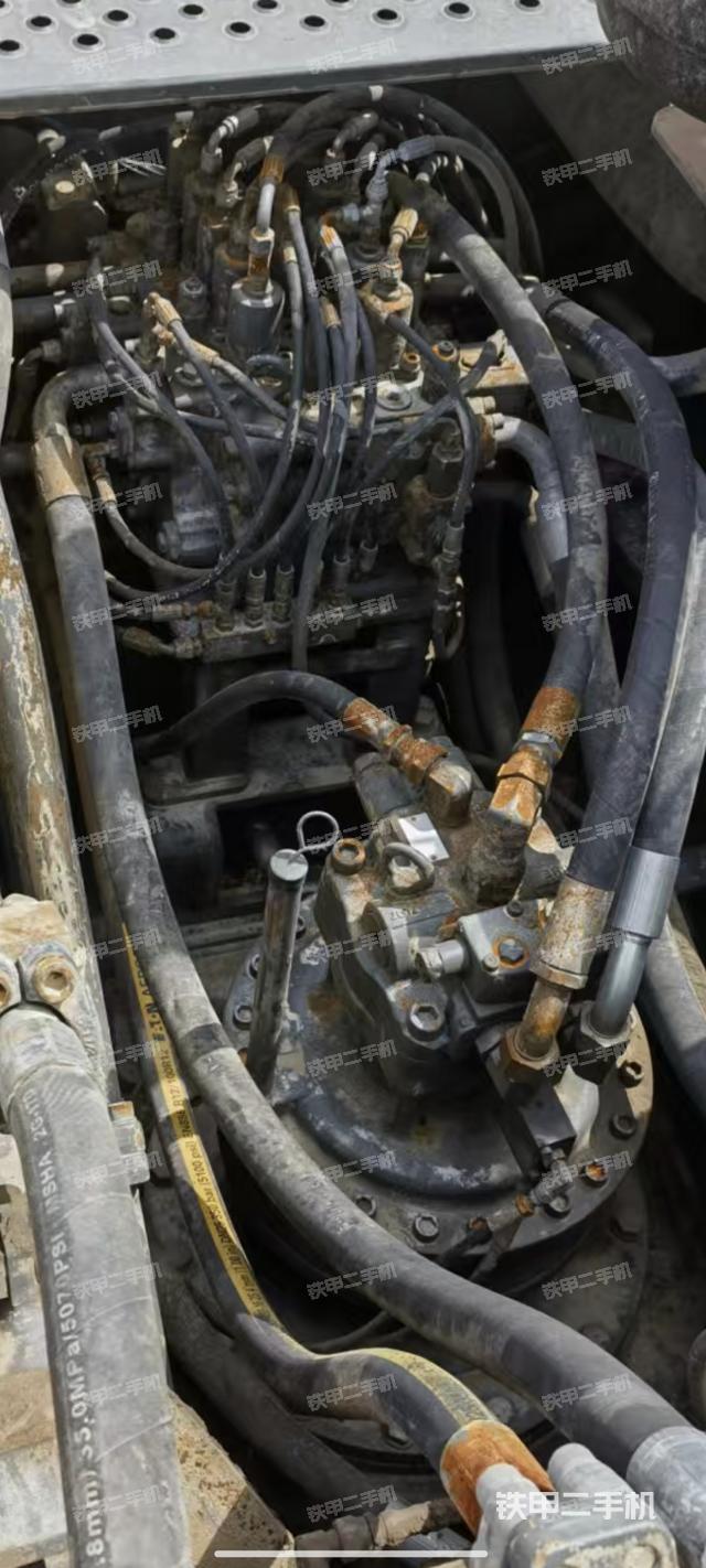 回转马达和主控阀（整机外观）