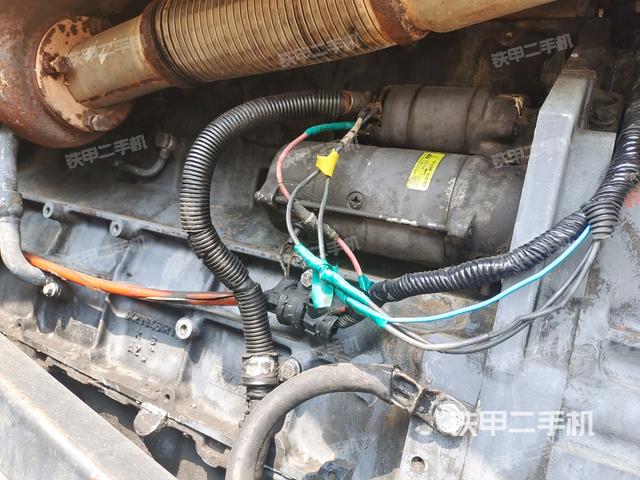 發(fā)動機右側全景（壓路機發(fā)動機艙）