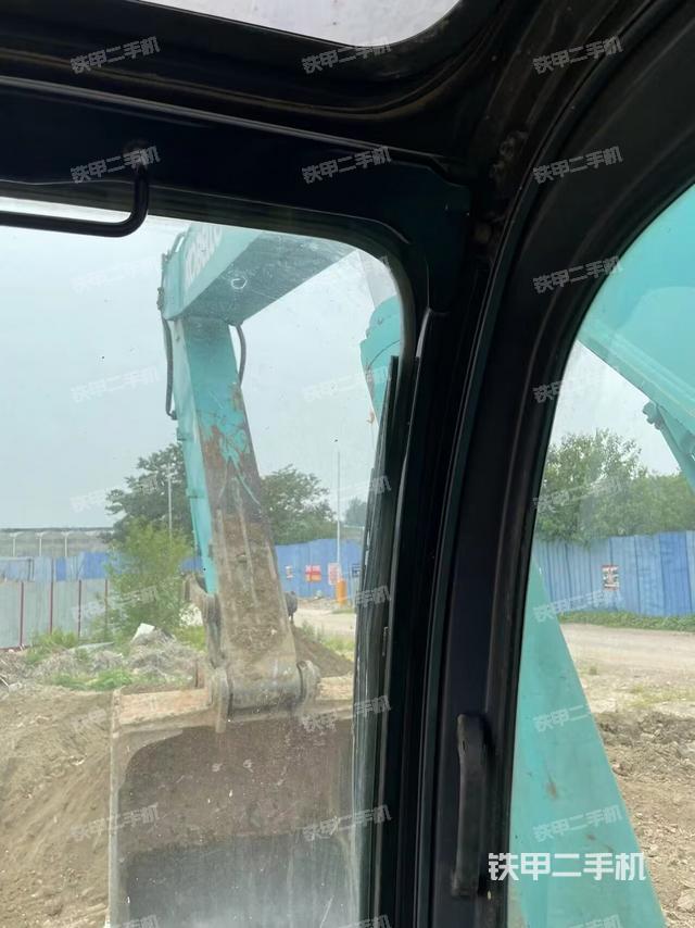 駕駛室頂部(整機(jī)外觀) 駕駛室頂部(整機(jī)外觀)