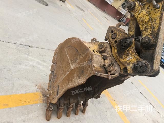鏟斗右后整體(工作和回轉(zhuǎn)裝置) 鏟斗右后整體(工作和回轉(zhuǎn)裝置)