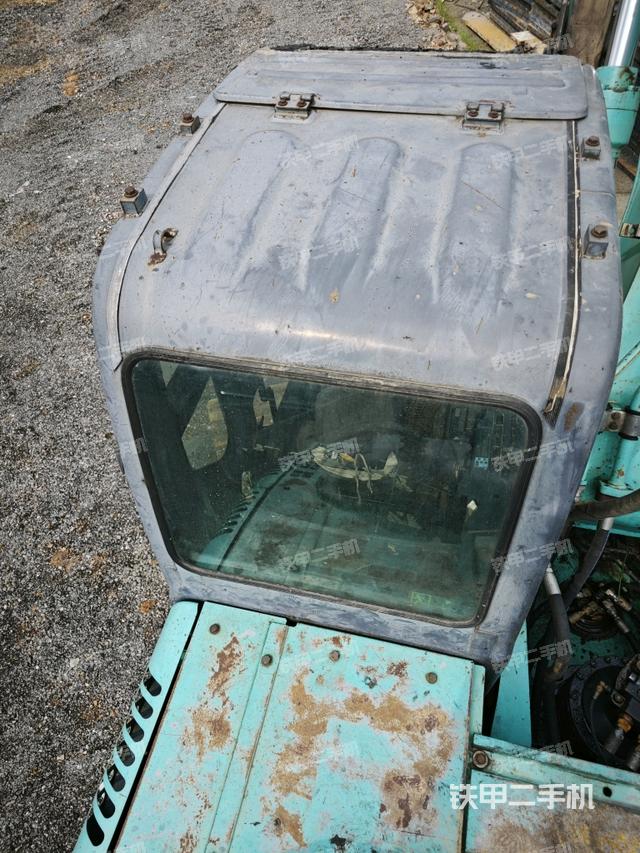 駕駛室頂部（整機外觀）