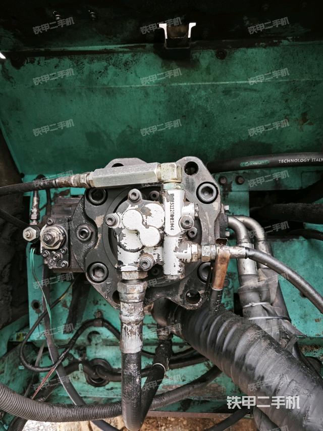 液壓泵艙室正面整體（整機外觀）