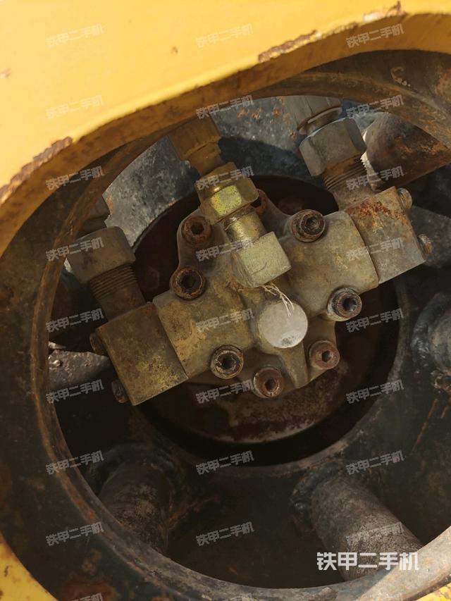 后轮右侧全景(压路机前后车架) 后轮右侧全景(压路机前后车架)