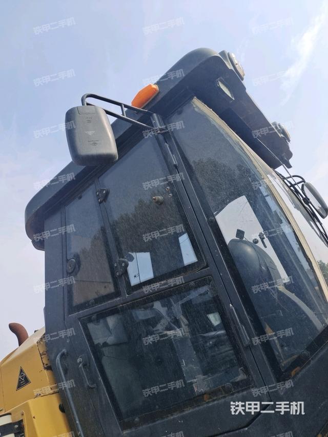 左側(cè)正面照（壓路機(jī)駕駛室）