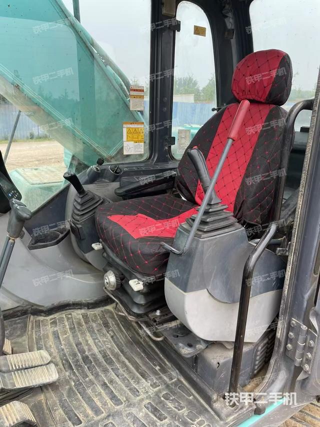 駕駛室整體(整機(jī)外觀) 駕駛室整體(整機(jī)外觀)