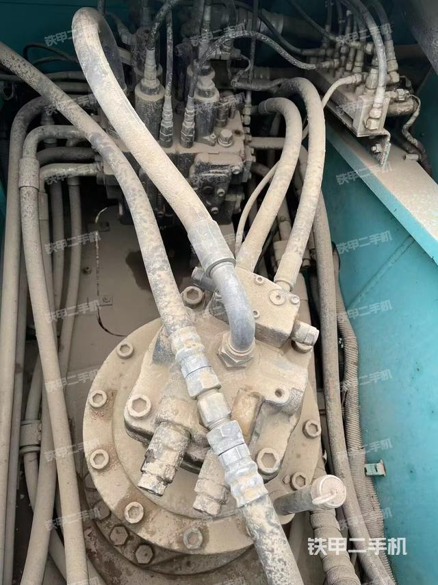 回轉(zhuǎn)馬達(dá)和主控閥(整機(jī)外觀) 回轉(zhuǎn)馬達(dá)和主控閥(整機(jī)外觀)