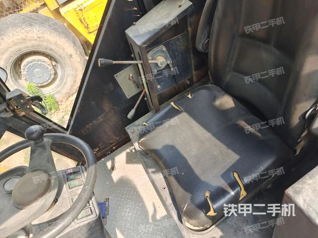 驾驶室内座椅、仪表操作手柄全景（压路机驾驶室）