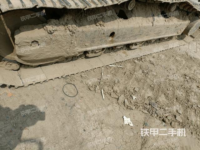 單側(cè)履帶整體(整機(jī)外觀) 單側(cè)履帶整體(整機(jī)外觀)