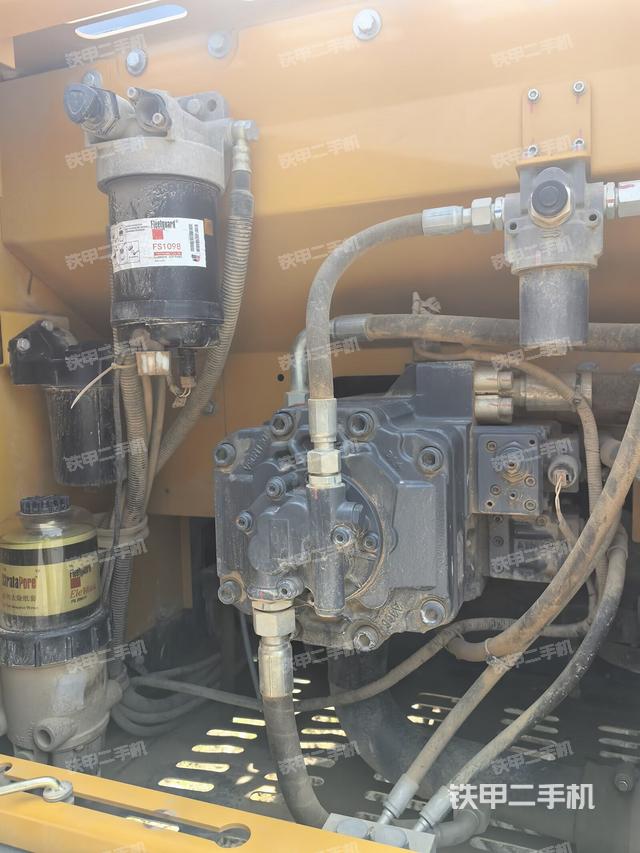 液壓泵艙室正面整體(整機(jī)外觀) 液壓泵艙室正面整體(整機(jī)外觀)