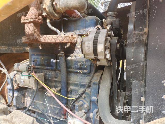 发动机舱全景（压路机发动机舱）