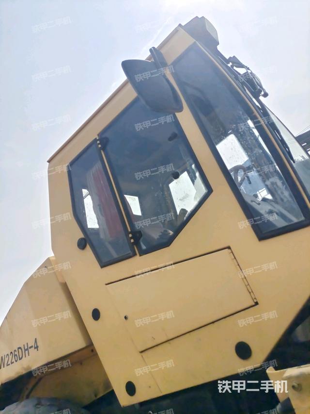 右側正面照（壓路機駕駛室）